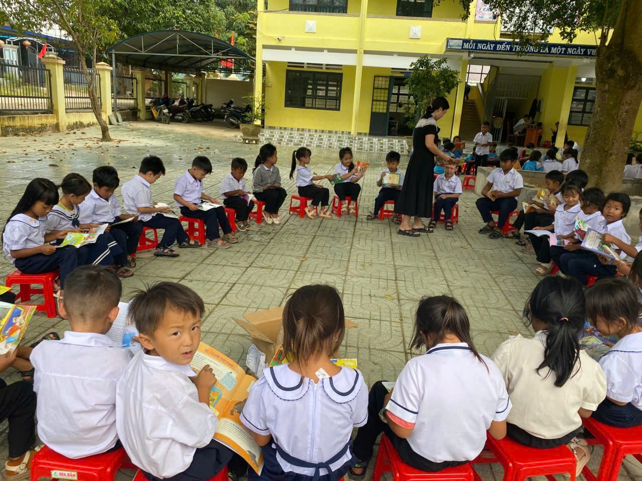 LAN TỎA VĂN HÓA ĐỌC TẠI ĐIỂM TRƯỜNG THÔN 4 HƯỞNG ỨNG TUẦN LỄ HỌC TẬP SUỐT ĐỜI 2025