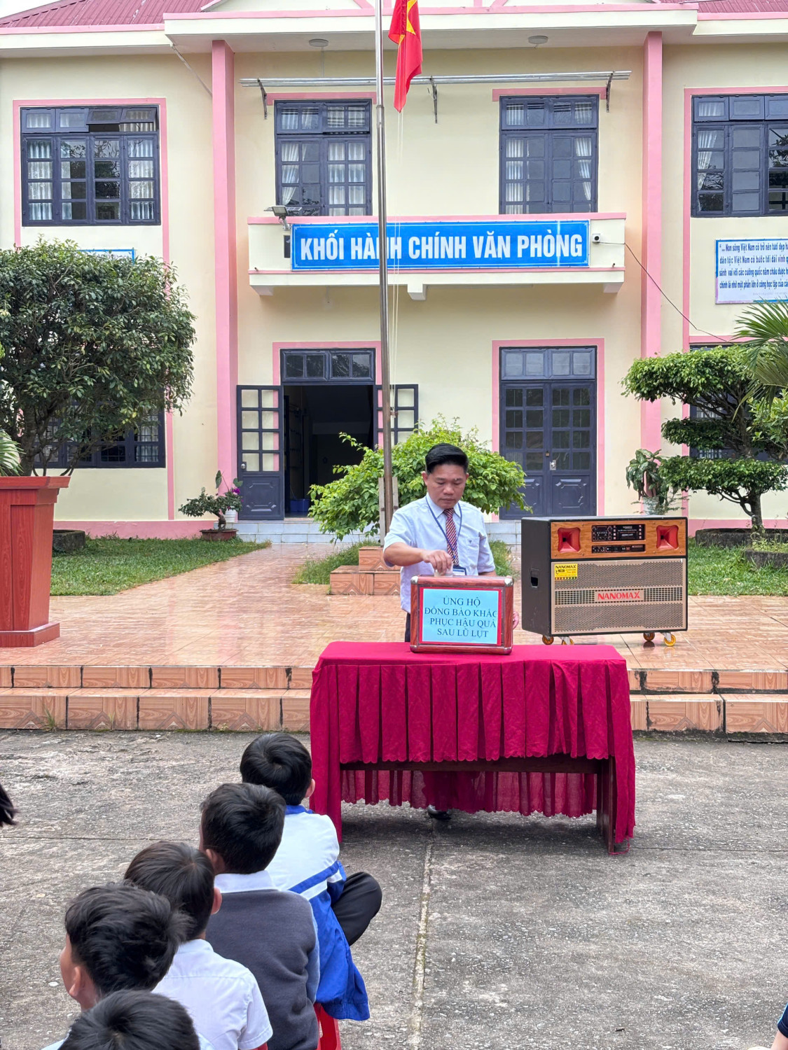 THẦY VÀ TRÒ TRƯỜNG TIỂU HỌC RÔ MEN SẺ CHIA CÙNG ĐỒNG BÀO BỊ ẢNH HƯỞNG BỞI LŨ LỤT
