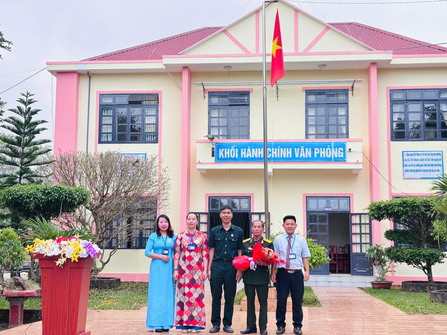 TRƯỜNG TIỂU HỌC RÔ MEN TỔ CHỨC LỄ TRI ÂN NGÀY 22/12 – GIÁO DỤC TRUYỀN THỐNG “UỐNG NƯỚC NHỚ NGUỒN” CHO HỌC SINH