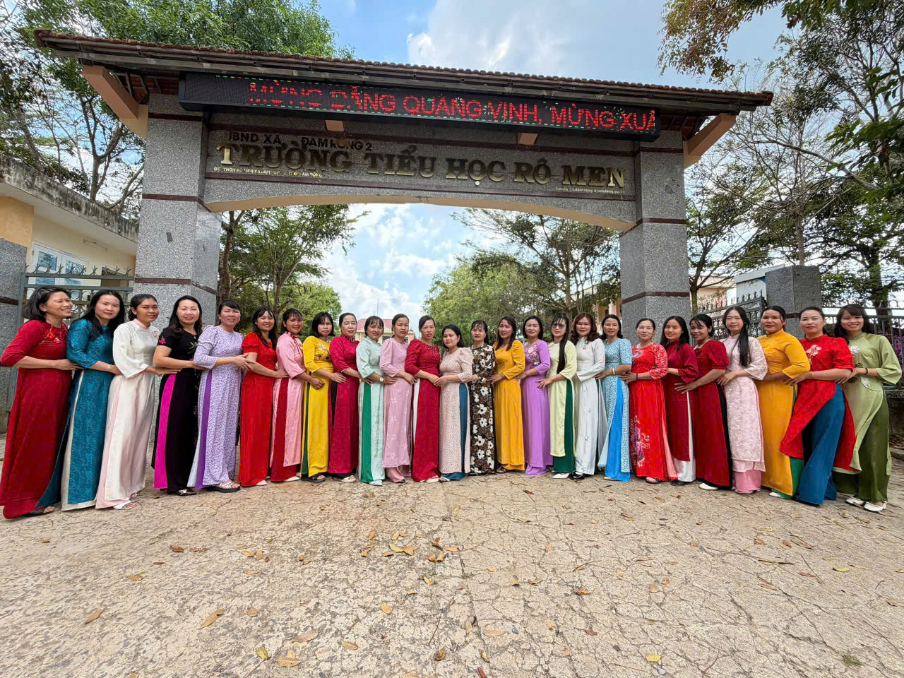 TRƯỜNG TIỂU HỌC RÔ MEN TỔ CHỨC LỄ KỶ NIỆM 116 NĂM NGÀY QUỐC TẾ PHỤ NỮ 8/3