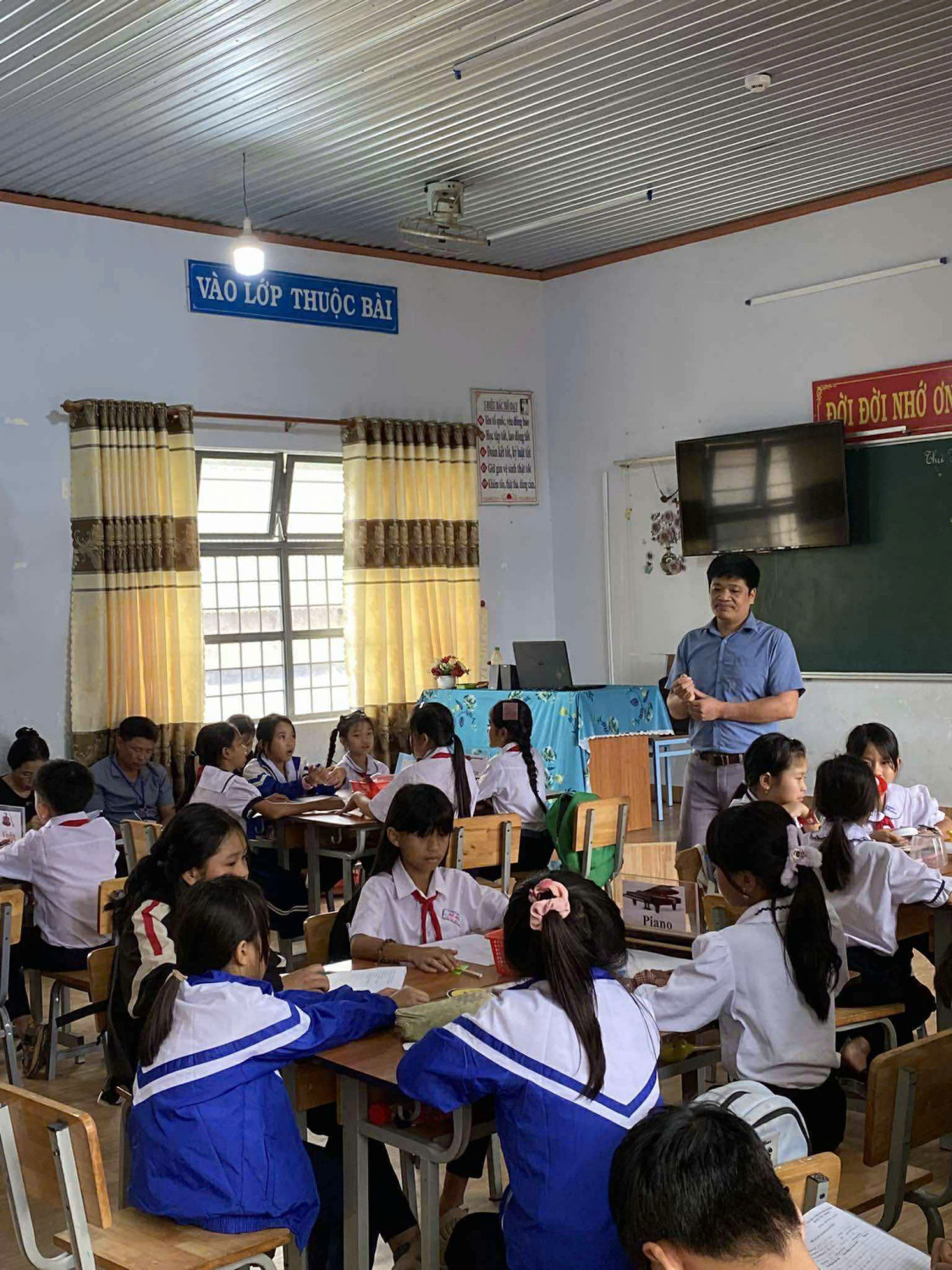 ĐỔI MỚI DẠY HỌC VỚI TIẾT DỰ GIỜ STEAM TRONG MÔN MĨ THUẬT VÀ ÂM NHẠC TẠI TRƯỜNG TIỂU HỌC RÔ MEN