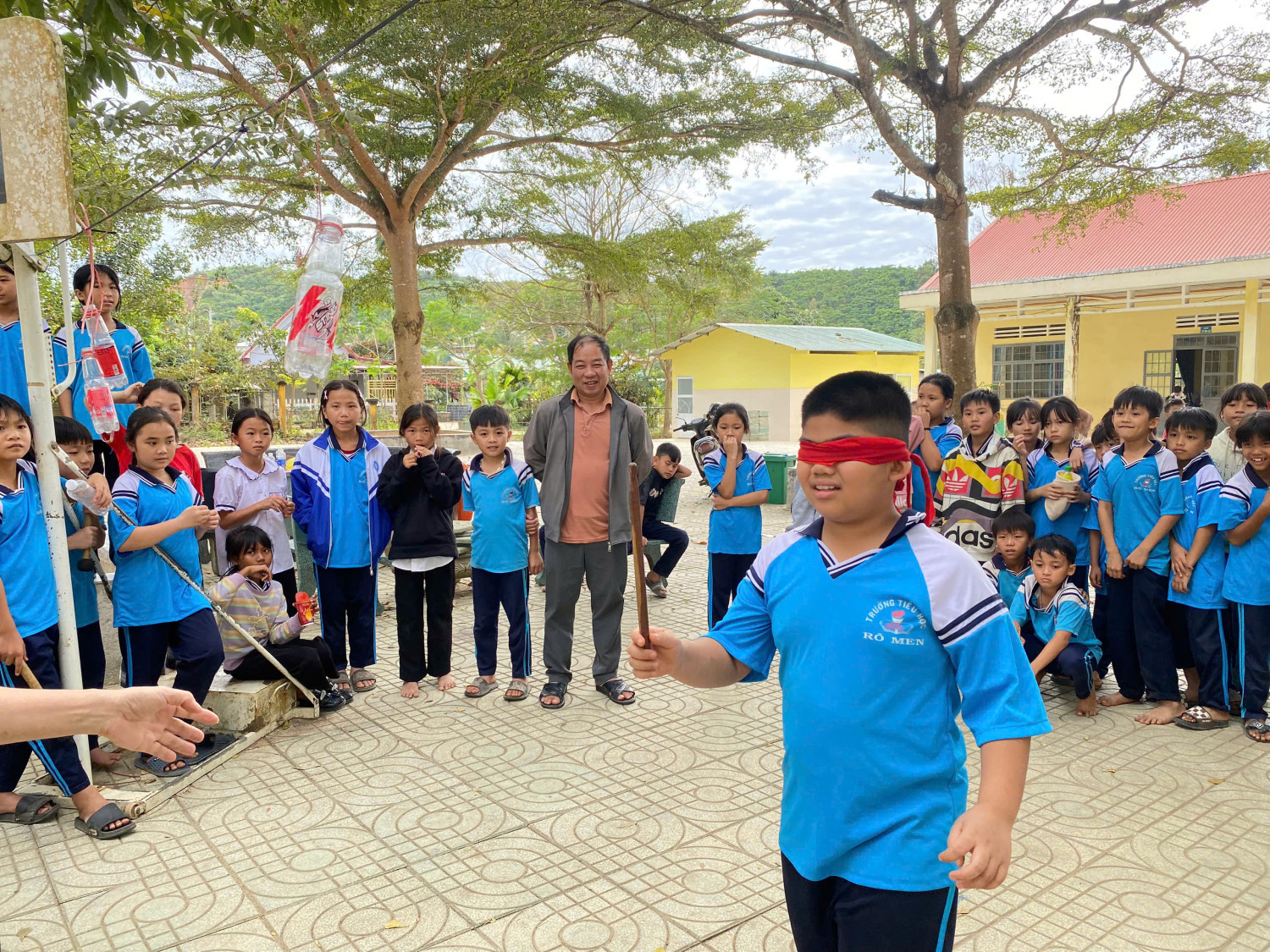 RỘN RÀNG NGÀY HỘI TRÒ CHƠI DÂN GIAN DO LIÊN ĐỘI TRƯỜNG TIỂU HỌC RÔ MEN TỔ CHỨC