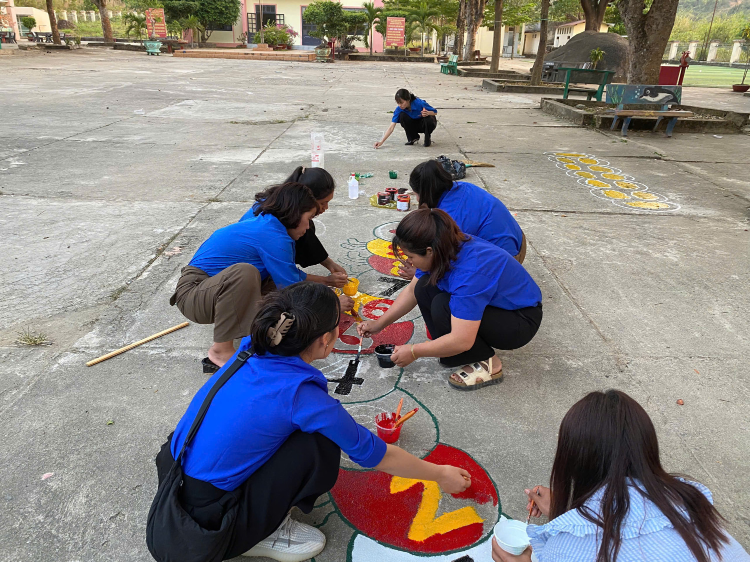 Rực rỡ sắc màu tháng Thanh niên: Dấu ấn công trình “SƠN VẼ TRÒ CHƠI DÂN GIAN DƯỚI SÂN TRƯỜNG”