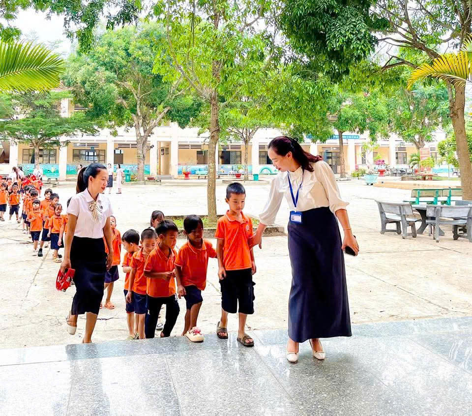 SẴN SÀNG VÀO LỚP MỘT: TRẺ 5 TUỔI MẦM NON BẰNG LĂNG HÀO HỨNG THAM QUAN TRƯỜNG TIỂU HỌC RÔ MEN