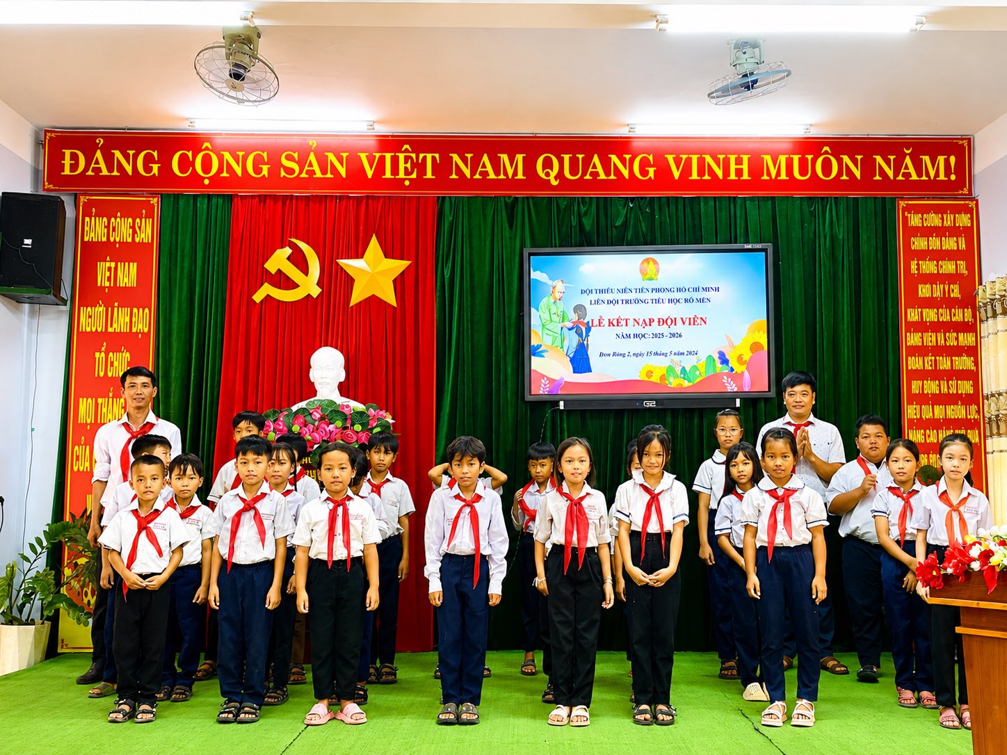 LIÊN ĐỘI TRƯỜNG TIỂU HỌC RÔ MEN LONG TRỌNG TỔ CHỨC LỄ KẾT NẠP ĐỘI CHO 166 EM HỌC SINH ƯU TÚ